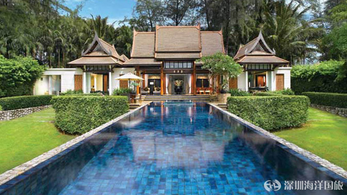 雙泳池別墅Double Pool Villa 面積 1300 平方米,富麗堂皇,配備私家花園和私人泳池,私家嬉水池內漂浮著帶落地玻璃窗的水上獨立屋,15 米私家泳池配備戶外淋浴,內設一個整潔的水晶按摩池,所有這一切都堪稱悅榕莊別墅入住體驗的完美縮影。 池畔用餐庭院、私人蒸汽房與泳池側面精美修剪的熱帶花園,以及日光浴躺椅,讓您在雙泳池別墅之旅期間盡享恬淡從容的健康呵護。 雙臥房雙泳池別墅Two-Bedroom Double Pool Villa 提供 24 小時隨叫隨到的別墅禮賓服務,采用水上獨立屋的
