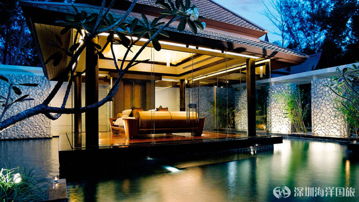 雙泳池別墅Double Pool Villa 面積 1300 平方米,富麗堂皇,配備私家花園和私人泳池,私家嬉水池內漂浮著帶落地玻璃窗的水上獨立屋,15 米私家泳池配備戶外淋浴,內設一個整潔的水晶按摩池,所有這一切都堪稱悅榕莊別墅入住體驗的完美縮影。 池畔用餐庭院、私人蒸汽房與泳池側面精美修剪的熱帶花園,以及日光浴躺椅,讓您在雙泳池別墅之旅期間盡享恬淡從容的健康呵護。